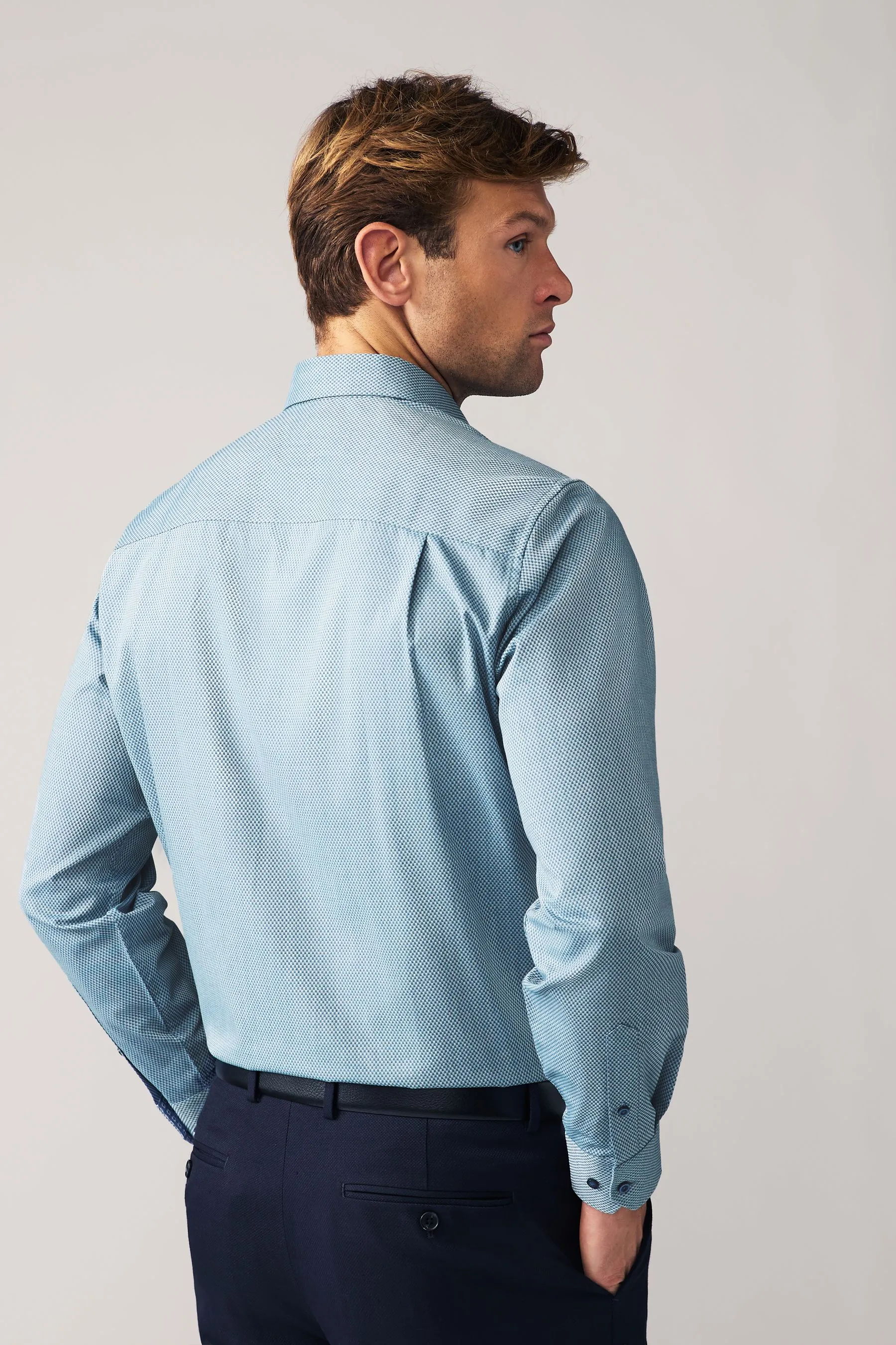 Camicia easy care con polsino singolo e finiture    
